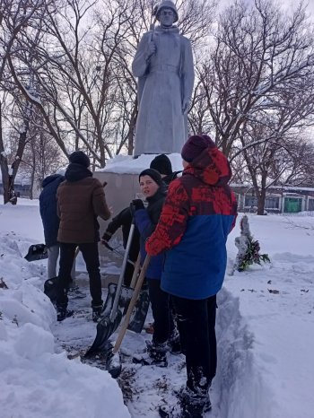 Волонтеры и Юнармейцы помогают в расчистке снега